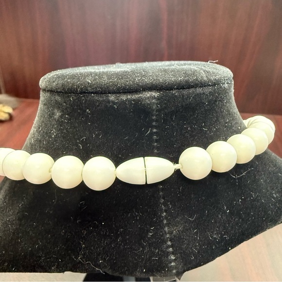 Avon “Seashore” Malibu Blue and White Beaded Necklace with Shell Accents NIB - Picture 6 of 7